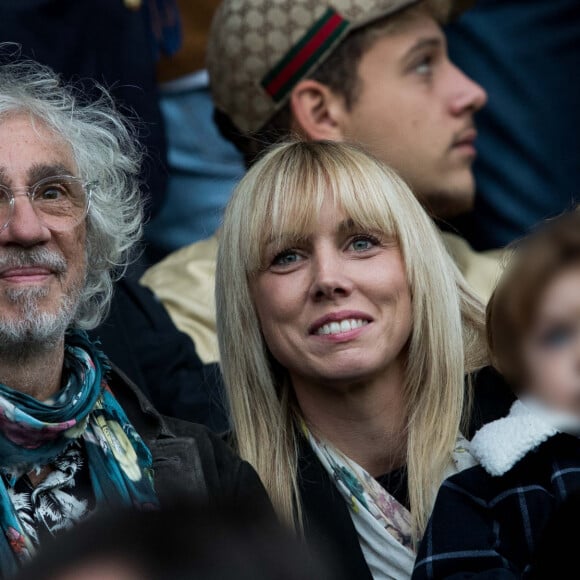 Louis Bertignac avec sa compagne Laetitia et leur fils Jack dans les tribunes lors du match de Ligue 1 "PSG - Angers (4-0)" au Parc des Princes à Paris. © Cyril Moreau/Bestimage