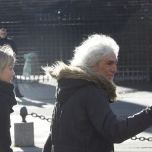 Louis Bertignac et sa compagne Laetitia - Obsèques de Johnny Hallyday en l'église de La Madeleine à Paris, le 9 décembre 2017. © Coadic Guirec / Bestimage