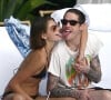 Kaia Gerber et son compagnon Pete Davidson vivent la parfait amour. Le coupe a été vu s'embrassant à de multiples reprises au bord d'une piscine à Miami le 23 novembre 2019. Le couple est à Miami pour assister au mariage d'un ami.