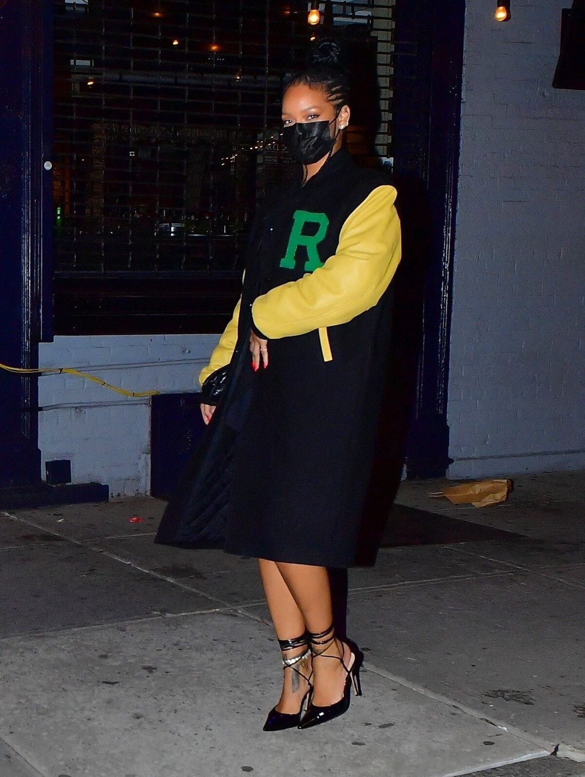 Photo : Exclusif - Rihanna quitte le restaurant "Carbone" à New York