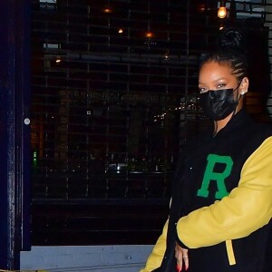 Exclusif - Rihanna quitte le restaurant "Carbone" à New York, après un dîner avec A$AP Rocky. Le 4 avril 2021.