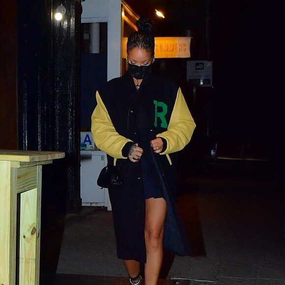 Exclusif - Rihanna quitte le restaurant "Carbone" à New York, après un dîner avec A$AP Rocky. Le 4 avril 2021.