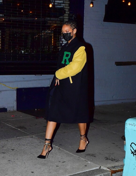 Exclusif - Rihanna quitte le restaurant "Carbone" à New York, après un dîner avec A$AP Rocky. Le 4 avril 2021.