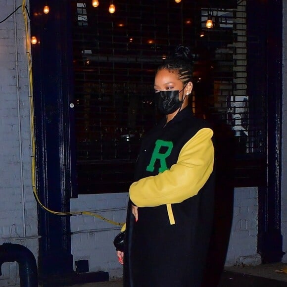 Exclusif - Rihanna quitte le restaurant "Carbone" à New York, après un dîner avec A$AP Rocky. Le 4 avril 2021.