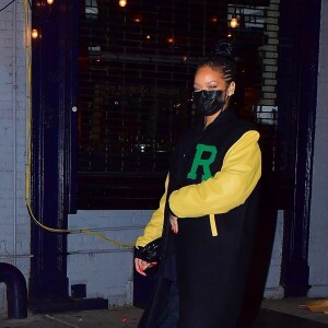 Exclusif - Rihanna quitte le restaurant "Carbone" à New York, après un dîner avec A$AP Rocky. Le 4 avril 2021.