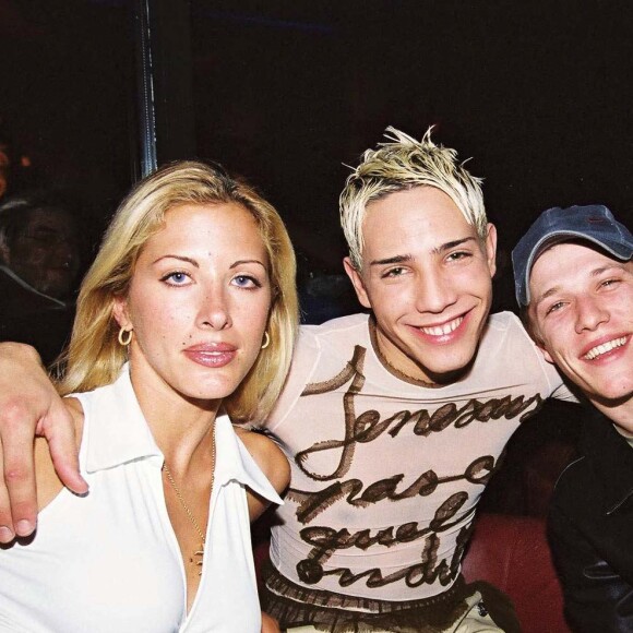 Loana pose avec Steevy et Jean-Edouard à l'Etoile, à Paris, en 2002.
