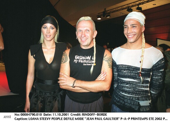 Loana avec Steevy à la présentation du défilé Jean-Paul Gaultier printemps/été 2002 à Paris, en octobre 2001.