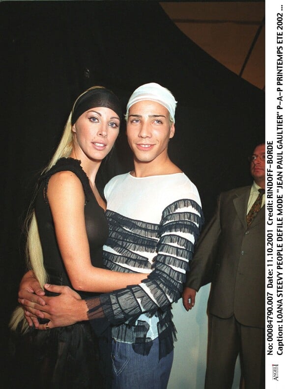 Loana avec Steevy à la présentation du défilé Jean-Paul Gaultier printemps/été 2002 à Paris, en octobre 2001.