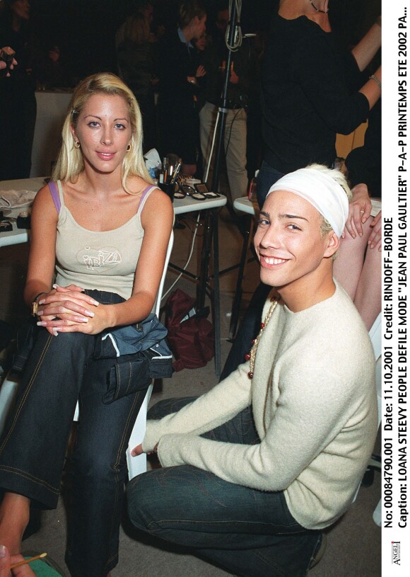 Loana avec Steevy dans les coulisses de la présentation du défilé Jean-Paul Gaultier printemps/été 2002 à Paris, en octobre 2001.