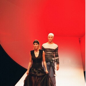 Loana et Steevy défilent lors de la présentation du défilé Jean-Paul Gaultier printemps/été 2002 à Paris, en octobre 2001.