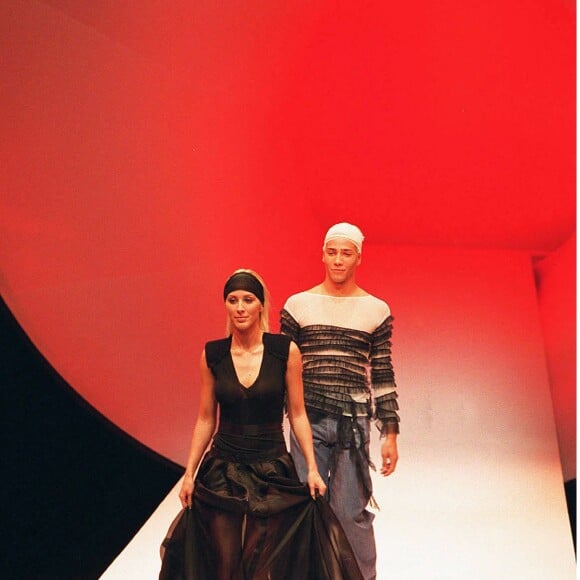 Loana et Steevy défilent lors de la présentation du défilé Jean-Paul Gaultier printemps/été 2002 à Paris, en octobre 2001.