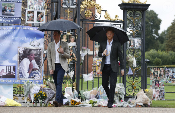 Le prince William et le prince Harry, lors de la visite du Sunken Garden dédié à la mémoire de Lady Diana à Londres le 30 août 2017.