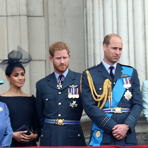 La reine Elisabeth II d'Angleterre, Meghan Markle, duchesse de Sussex (habillée en Dior Haute Couture par Maria Grazia Chiuri), le prince Harry, duc de Sussex, le prince William, duc de Cambridge, Kate Catherine Middleton, duchesse de Cambridge - La famille royale d'Angleterre lors de la parade aérienne de la RAF pour le centième anniversaire au palais de Buckingham à Londres. Le 10 juillet 2018