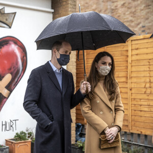 Le prince William, duc de Cambridge, et Kate Catherine Middleton, duchesse de Cambridge, en visite à l'établissement "Newham Ambulance Station" à Londres. Le 18 mars 2021