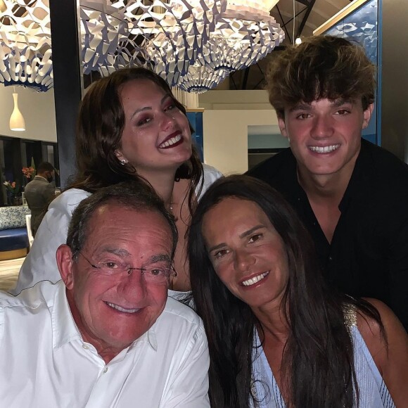 Lou Pernaut avec son frère Tom et ses parents Jean-Pierre Pernaut et Nathalie Marquay