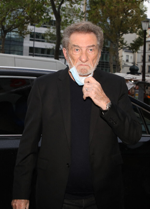 Exclusif - Eddy Mitchell et son fils Eddy Moine sont en promotion pour le livre "Le dictionnaire de ma vie" écrit par le fils sur le père. Ils arrivent à la radio RTL le 7 octobre 2020.