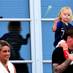 Antoine Griezmann avec sa femme Erika Choperena et sa fille Mia - Antoine Griezmann, fêté par sa ville de Mâcon 5 jours après sa victoire à la finale de la Coupe du Monde 2018 à Mâcon le 20 juillet 2018 © Romain Doucelin / Bestimage  