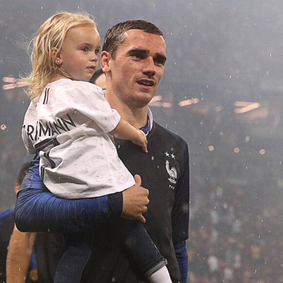 Antoine Griezmann et sa fille Mia - Finale de la Coupe du Monde de Football en Russie à Moscou, opposant la France à la Croatie (4-2). Sergei Bobylev/Itar Tass/Bestimage