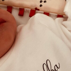 Erika Choperena, la femme d'Antoine Griezmann, a publié la première photo de leur troisième enfant, une petite fille prénommée Alba, née le 8 avril 2021.