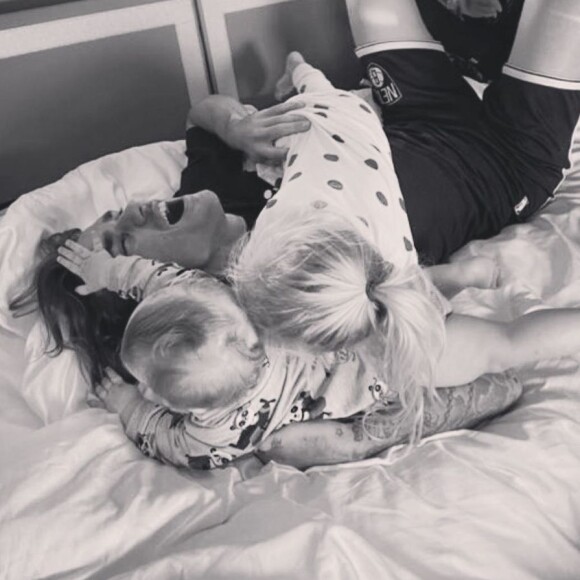 Antoine Griezmann souhaite un joyeux anniversaire à ses deux enfants nés le 8 avril, Mia et Amaro. Le footballeur a acceuilli un troisième enfant hier, une petite Alba.
