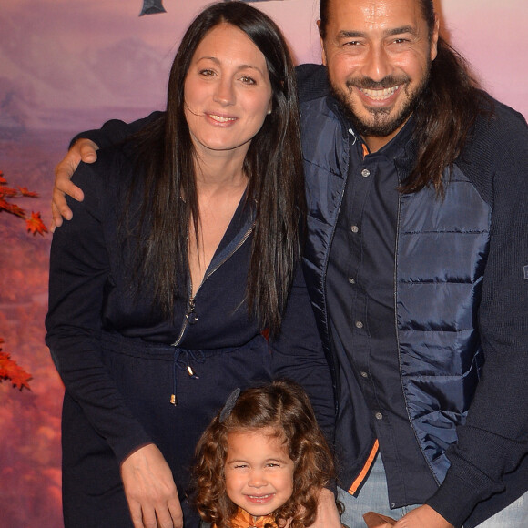 Moundir avec sa femme Inès et leur fille Aliya - Projection exceptionelle de "La Reine des Neiges 2 " au Grand Rex à Paris le 13 novembre 2019. © Veeren Ramsamy/Bestimage