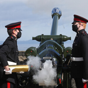 Illustration des coups de canon donnés par le "105th Regiment Royal Artillery" au château d'Edimbourg, en hommage au prince Philip, duc d'Edimbourg, décédé la veille. Le 10 avril 2021