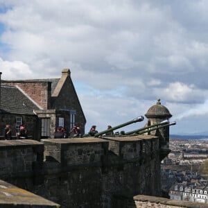 Illustration des coups de canon donnés par le "105th Regiment Royal Artillery" au château d'Edimbourg, en hommage au prince Philip, duc d'Edimbourg, décédé la veille. Le 10 avril 2021