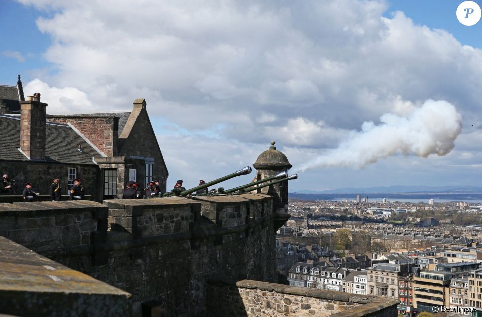 Illustration des coups de canon donnés par le "105th Regiment Royal Artillery" au château d'Edimbourg, en hommage au prince Philip, duc d'Edimbourg, décédé la veille. Le 10 avril 2021