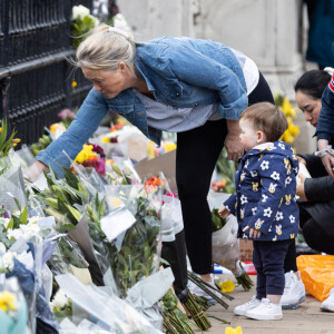 De nombreux hommages, des fleurs et des mots ont été déposés devant le palais de Buckingham à Londres, suite au décès du prince Philip, duc d'Edimbourg. Le 9 avril 2021