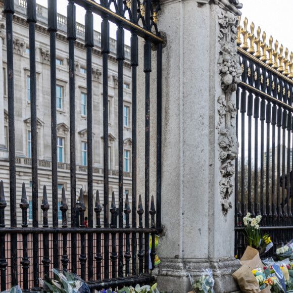 De nombreux hommages, des fleurs et des mots ont été déposés devant le palais de Buckingham à Londres, suite au décès du prince Philip, duc d'Edimbourg. Le 9 avril 2021