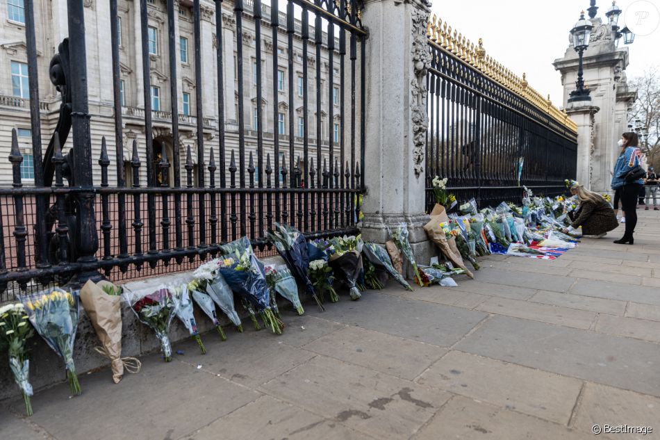 De nombreux hommages, des fleurs et des mots ont été déposés devant le palais de Buckingham à Londres, suite au décès du prince Philip, duc d'Edimbourg. Le 9 avril 2021