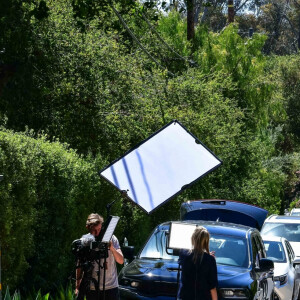 Les journalistes de télévision attendent devant le domicile du prince Harry et de Meghan Markle, suite à l'annonce du décès du prince Philip, duc d'Edimbourg. Santa Barbara, le 9 avril 2021