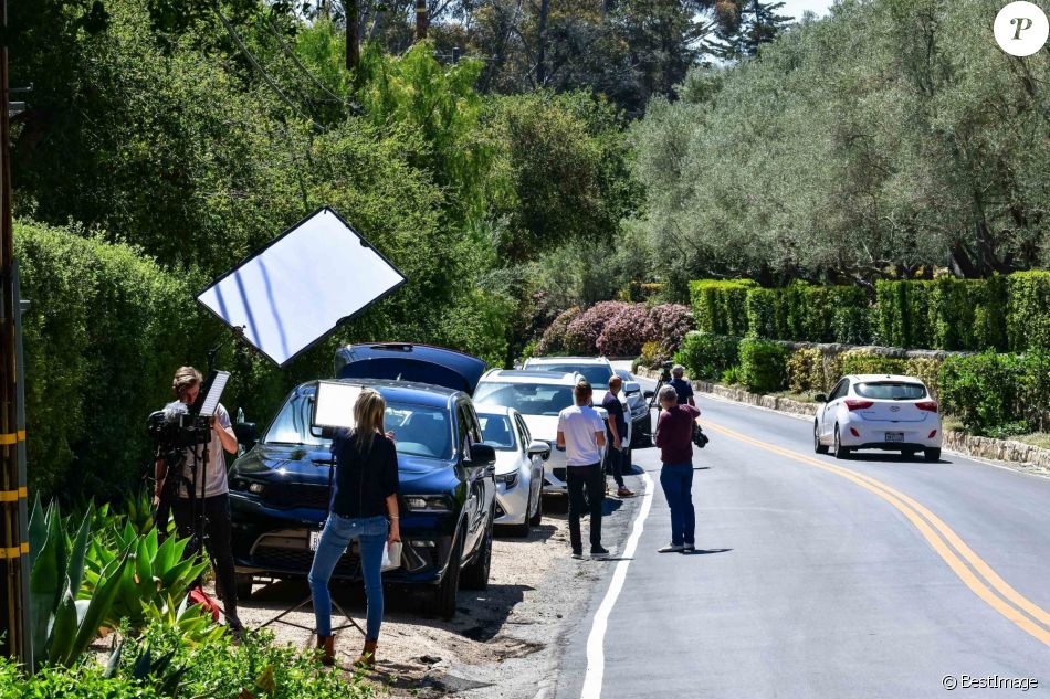 Les journalistes de télévision attendent devant le domicile du prince Harry et de Meghan Markle, suite à l'annonce du décès du prince Philip, duc d'Edimbourg. Santa Barbara, le 9 avril 2021