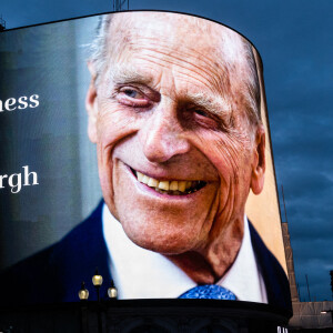 Un portrait du prince Philip, duc d'Edimbourg, diffusé sur un écran géant à Picadilly Circus à Londres, suite à l'annonce de son décès. Le 9 avril 2021