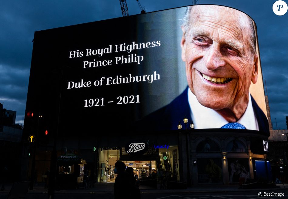 Un portrait du prince Philip, duc d'Edimbourg, diffusé sur un écran géant à Picadilly Circus à Londres, suite à l'annonce de son décès. Le 9 avril 2021