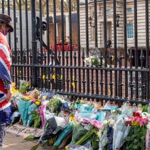 De nombreux hommages, des fleurs et des mots ont été déposés devant le palais de Buckingham à Londres, suite au décès du prince Philip, duc d'Edimbourg. Le 9 avril 2021