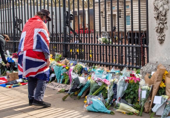 De nombreux hommages, des fleurs et des mots ont été déposés devant le palais de Buckingham à Londres, suite au décès du prince Philip, duc d'Edimbourg. Le 9 avril 2021