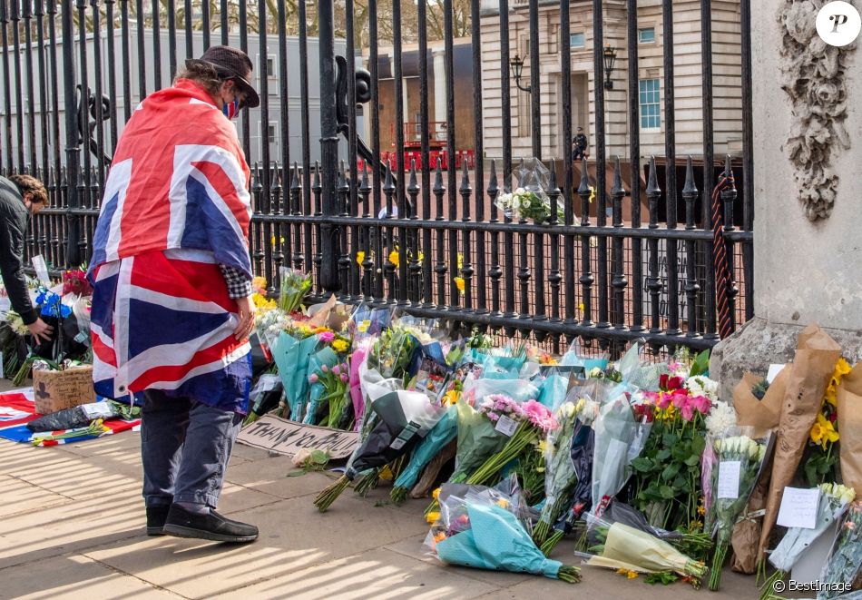 De nombreux hommages, des fleurs et des mots ont été déposés devant le palais de Buckingham à Londres, suite au décès du prince Philip, duc d'Edimbourg. Le 9 avril 2021