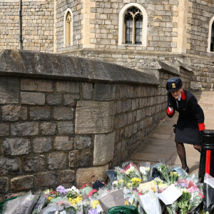 Les Britanniques viennent rendre hommage à la mémoire du Prince Philip devant le château de Windsor, après l'annonce de son décès à l'âge de 99 ans. Le 9 avril 2021.