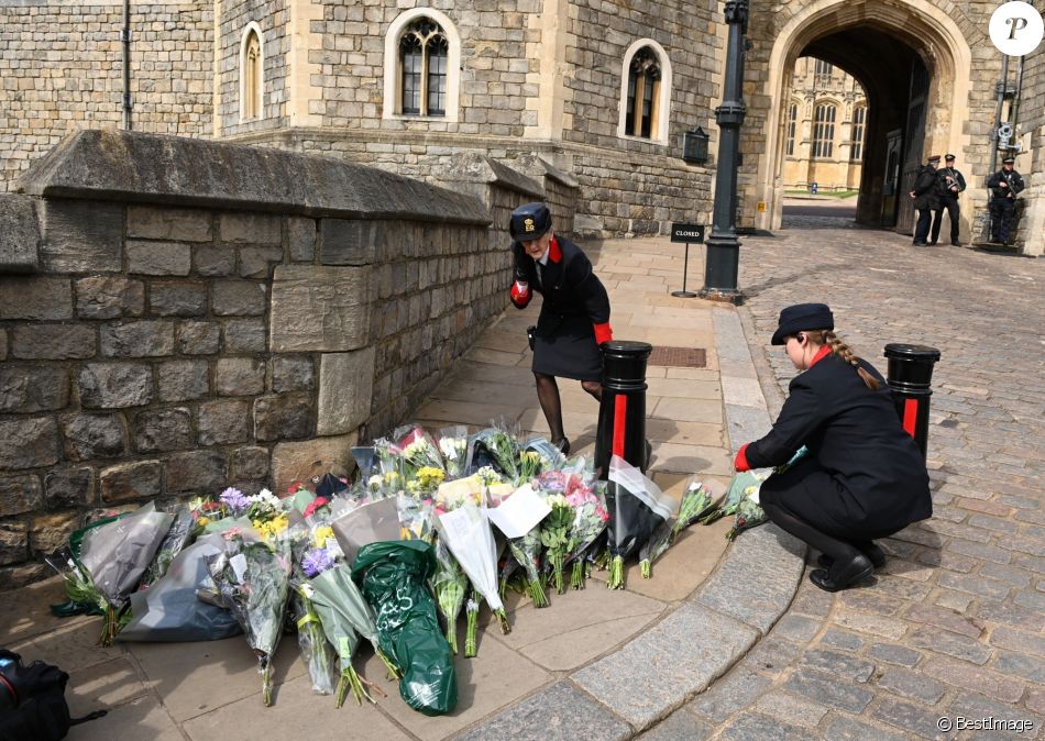 Les Britanniques viennent rendre hommage à la mémoire du Prince Philip devant le château de Windsor, après l'annonce de son décès à l'âge de 99 ans. Le 9 avril 2021.
