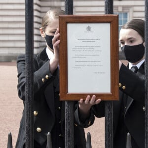 Le faire-part de décès du prince Philip, duc d'Edimbourg, est accroché sur la grille du palais de Buckingham à Londres le 9 avril 2021.