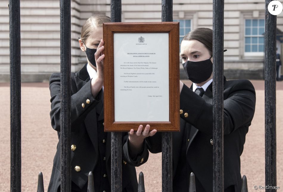 Le faire-part de décès du prince Philip, duc d'Edimbourg, est accroché sur la grille du palais de Buckingham à Londres le 9 avril 2021.