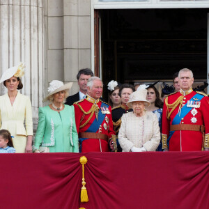 Le prince William, duc de Cambridge, et Catherine (Kate) Middleton, duchesse de Cambridge, le prince George de Cambridge, la princesse Charlotte de Cambridge, le prince Louis de Cambridge, Camilla Parker Bowles, duchesse de Cornouailles, le prince Charles, prince de Galles, la reine Elisabeth II d'Angleterre, le prince Andrew, duc d'York, le prince Harry, duc de Sussex, et Meghan Markle, duchesse de Sussex, la princesse Beatrice d'York, la princesse Eugenie d'York, la princesse Anne - La famille royale au balcon du palais de Buckingham lors de la parade Trooping the Colour 2019, célébrant le 93ème anniversaire de la reine Elisabeth II, Londres, le 8 juin 2019.