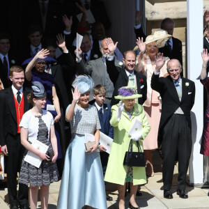 Le prince Harry, duc de Sussex, et Meghan Markle, duchesse de Sussex, en calèche et La reine Elisabeth II d'Angleterre, Le prince Philip, duc d'Edimbourg, Le prince Edward, comte de Wessex, Sophie Rhys-Jones, comtesse de Wessex, James Viscount Severn, Lady Louise Windsor, La princesse Anne, Le prince Michael de Kent et La princesse Michael de Kent à la sortie du château de Windsor après leur mariage le 19 mai 2018.