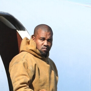 Exclusif - Première apparition de Kanye West, depuis l'annonce de son divorce avec K. Kardashian, à la descente d'un jet privé à l'aéroport Van Nuys à Los Angeles, le 24 janvier 2021.