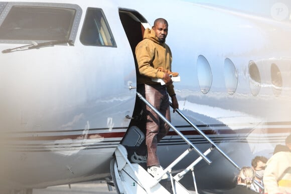 Exclusif - Première apparition de Kanye West, depuis l'annonce de son divorce avec K. Kardashian, à la descente d'un jet privé à l'aéroport Van Nuys à Los Angeles, le 24 janvier 2021.