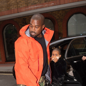 Exclusif - Kanye West et sa fille North font du shopping à Londres, le 10 octobre 2020.