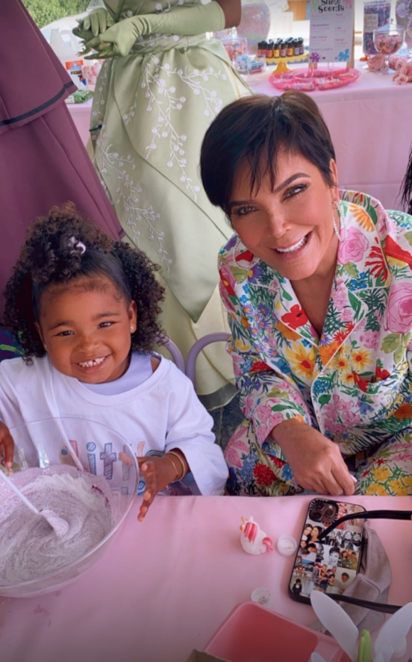 True Thompson et sa grande-mère Kris Jenner lors de sa fête d'anniversaire, le 12 avril 2021.
