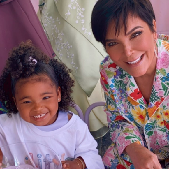 True Thompson et sa grande-mère Kris Jenner lors de sa fête d'anniversaire, le 12 avril 2021.