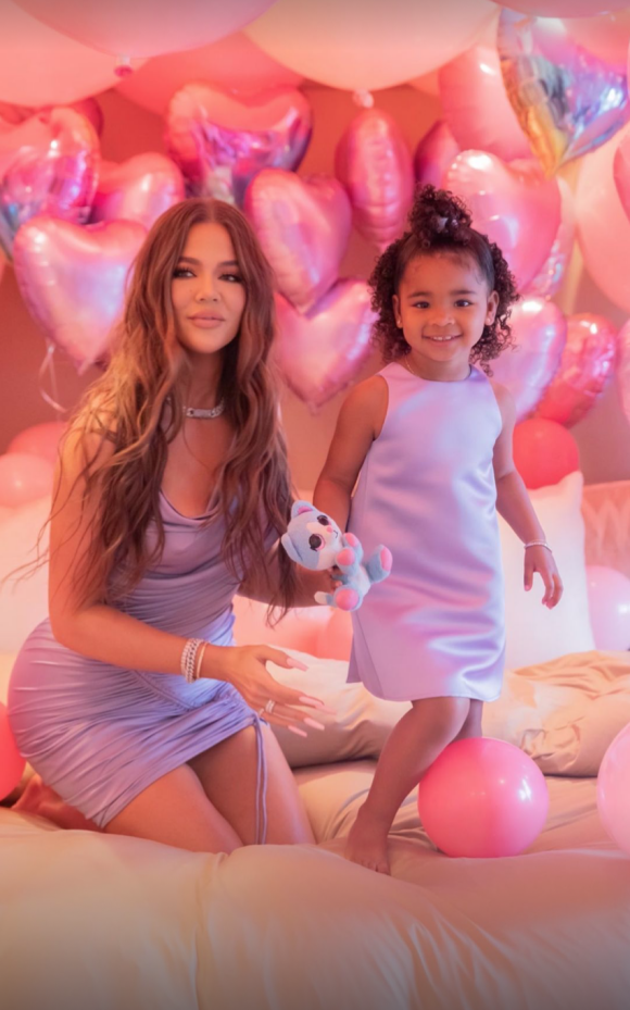 Khloé Kardashian et sa fille True Thompson lors de sa fête d'anniversaire, le 12 avril 2021.